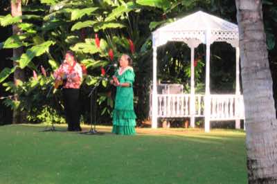 Live entertainment. Traditional Hawaiian music was always around us. Here is some of the local talent. Day two - 16/02/06